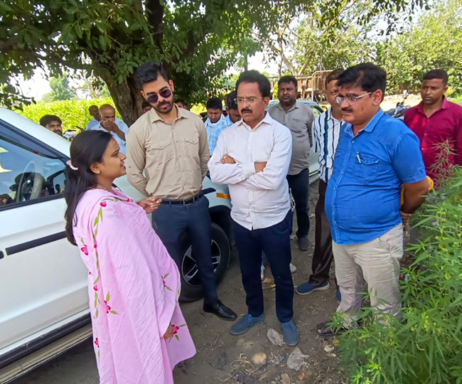 संभल के गांव मुजाहिदपुर में अधिकारियों से वार्ता करतीं एसडीएम। जागरण